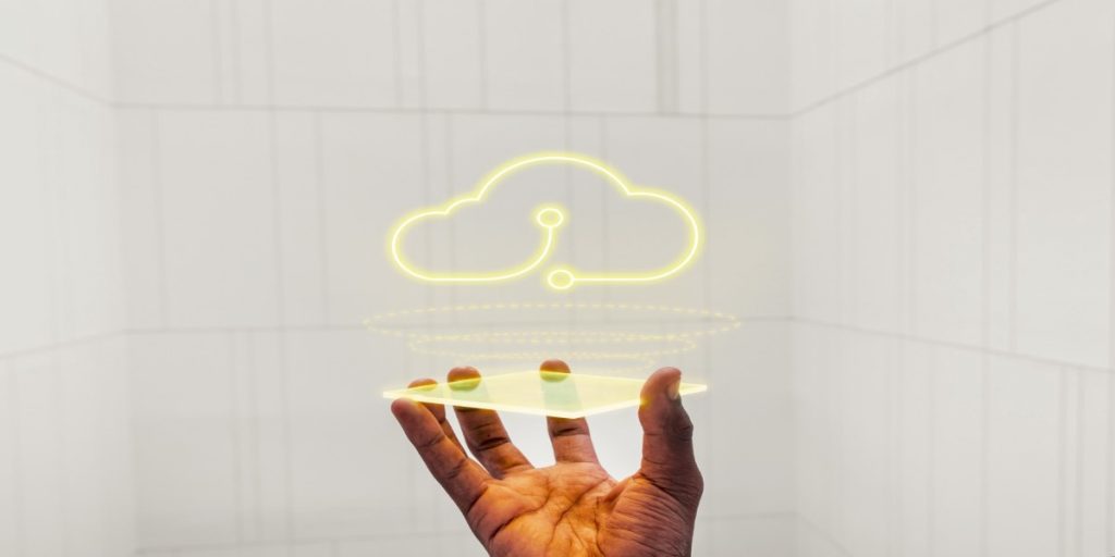 mão de empresário segurando holograma de nuvem